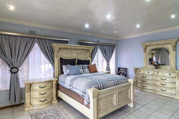 5 Bedroom Property for Sale in Glenvista Gauteng