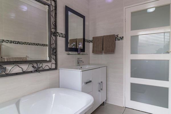 5 Bedroom Property for Sale in Glenvista Gauteng