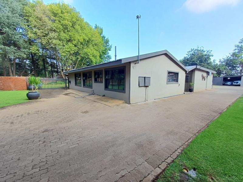 5 Bedroom Property for Sale in Unitas Park Gauteng