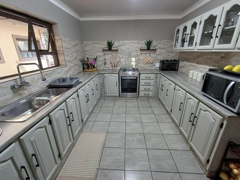 5 Bedroom Property for Sale in Unitas Park Gauteng