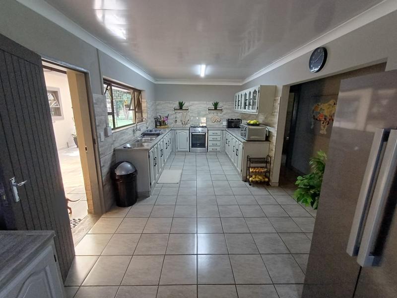 5 Bedroom Property for Sale in Unitas Park Gauteng