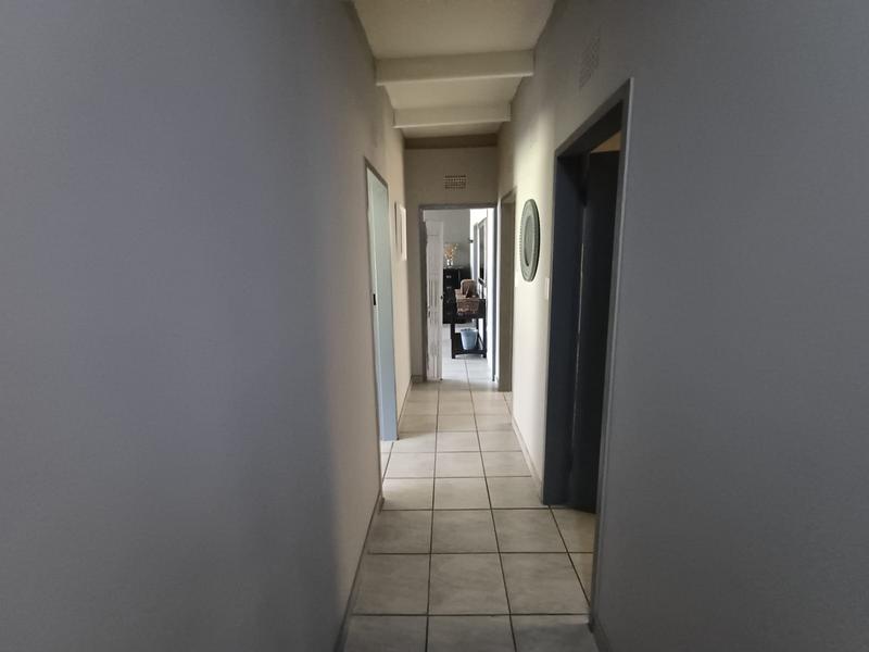 5 Bedroom Property for Sale in Unitas Park Gauteng