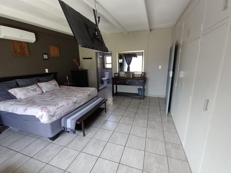 5 Bedroom Property for Sale in Unitas Park Gauteng