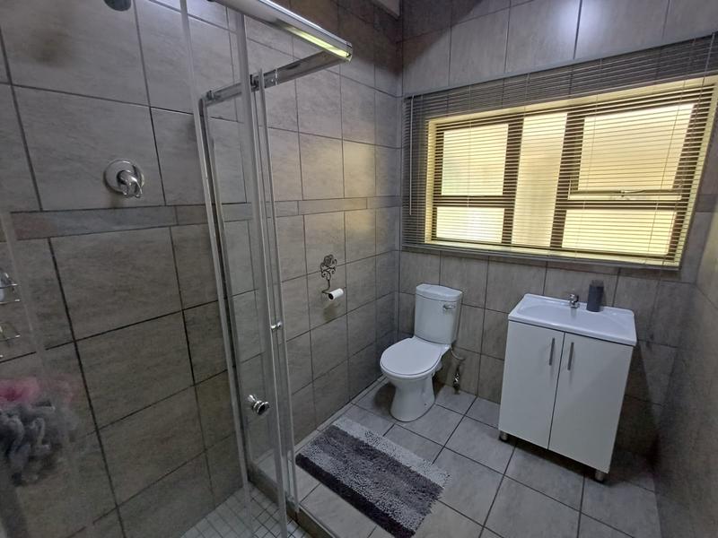 5 Bedroom Property for Sale in Unitas Park Gauteng