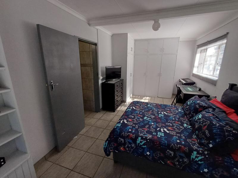 5 Bedroom Property for Sale in Unitas Park Gauteng