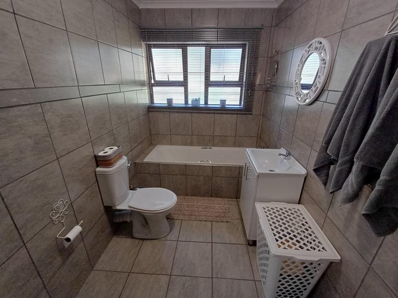 5 Bedroom Property for Sale in Unitas Park Gauteng