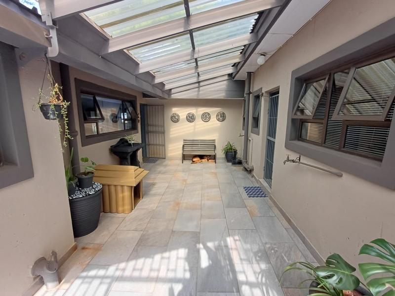 5 Bedroom Property for Sale in Unitas Park Gauteng