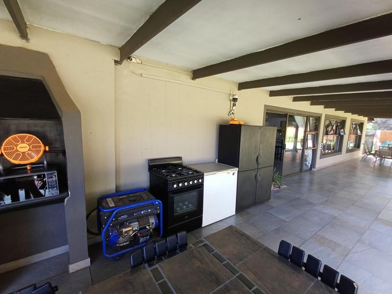 5 Bedroom Property for Sale in Unitas Park Gauteng