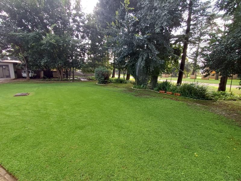5 Bedroom Property for Sale in Unitas Park Gauteng
