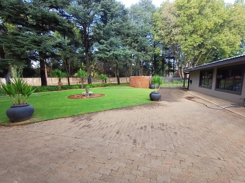 5 Bedroom Property for Sale in Unitas Park Gauteng