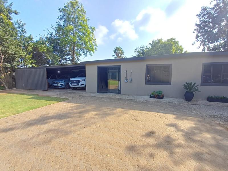 5 Bedroom Property for Sale in Unitas Park Gauteng