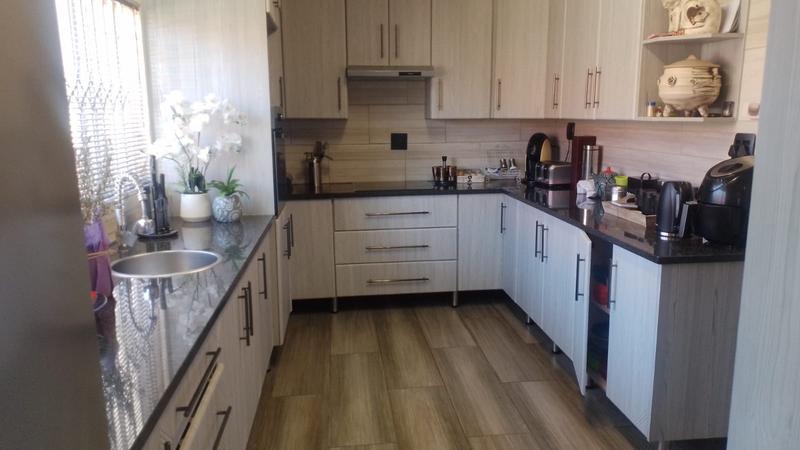 5 Bedroom Property for Sale in Greenhills Gauteng