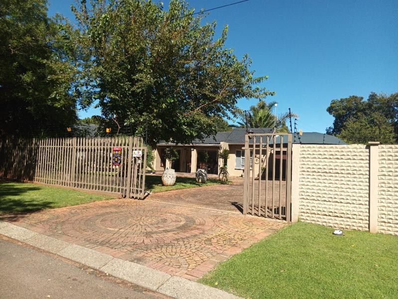 3 Bedroom Property for Sale in Helikonpark Gauteng