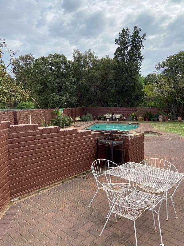 5 Bedroom Property for Sale in Flora Gardens Gauteng