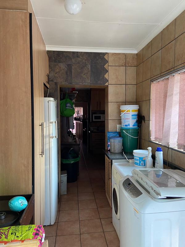 5 Bedroom Property for Sale in Flora Gardens Gauteng