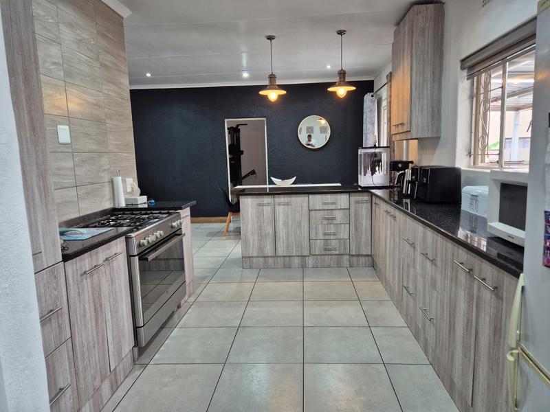 4 Bedroom Property for Sale in Brackenhurst Gauteng