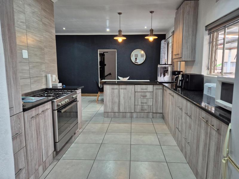 4 Bedroom Property for Sale in Brackenhurst Gauteng