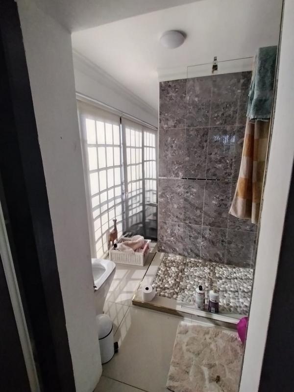 5 Bedroom Property for Sale in Amberfield Heights Gauteng