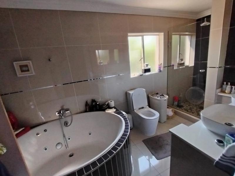 5 Bedroom Property for Sale in Amberfield Heights Gauteng