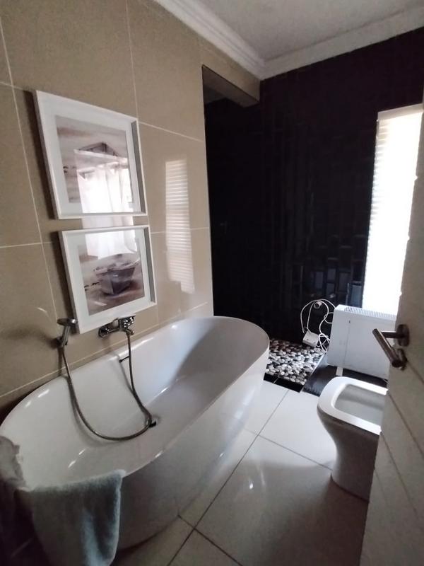 5 Bedroom Property for Sale in Amberfield Heights Gauteng