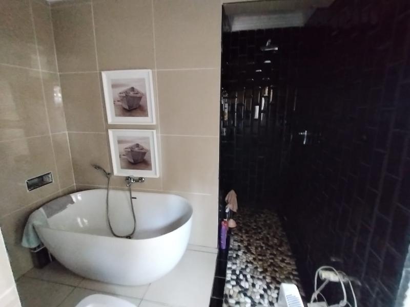 5 Bedroom Property for Sale in Amberfield Heights Gauteng