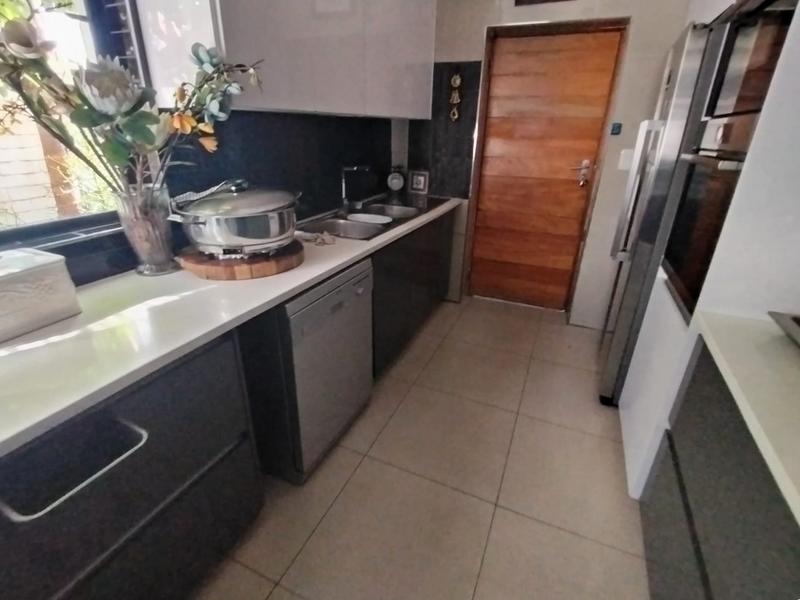 5 Bedroom Property for Sale in Amberfield Heights Gauteng