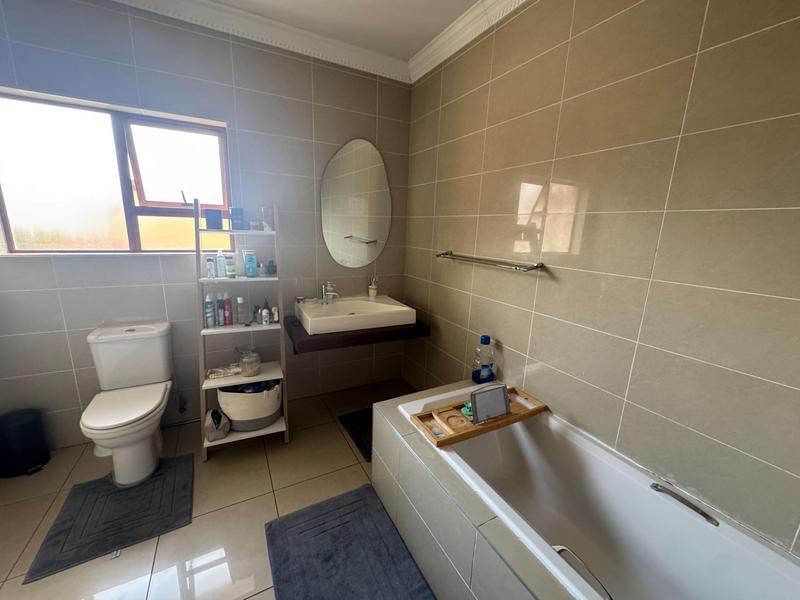 To Let 5 Bedroom Property for Rent in Midfield Estate Gauteng