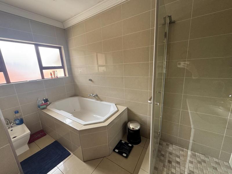 To Let 5 Bedroom Property for Rent in Midfield Estate Gauteng