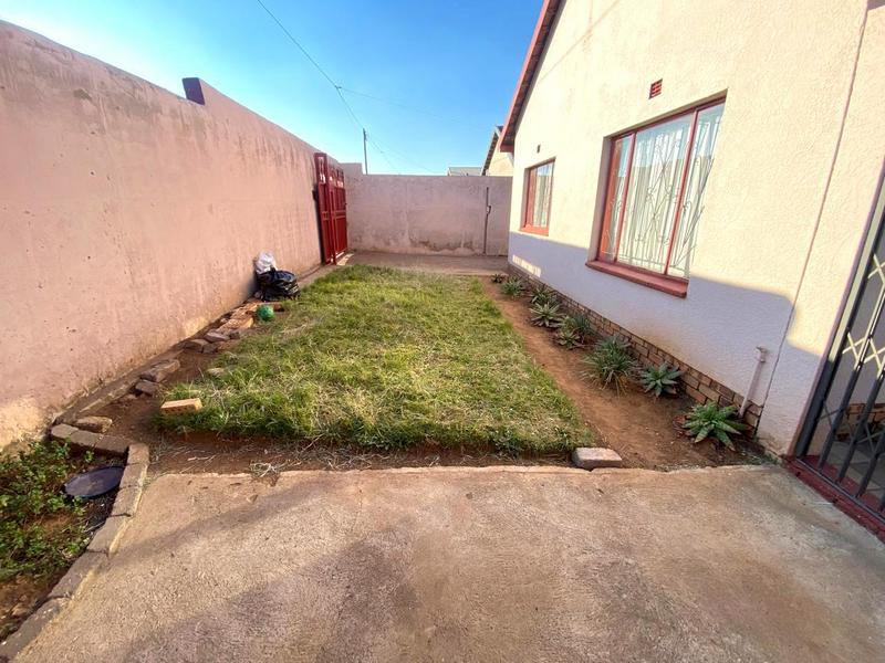 To Let 3 Bedroom Property for Rent in Mohlakeng Gauteng