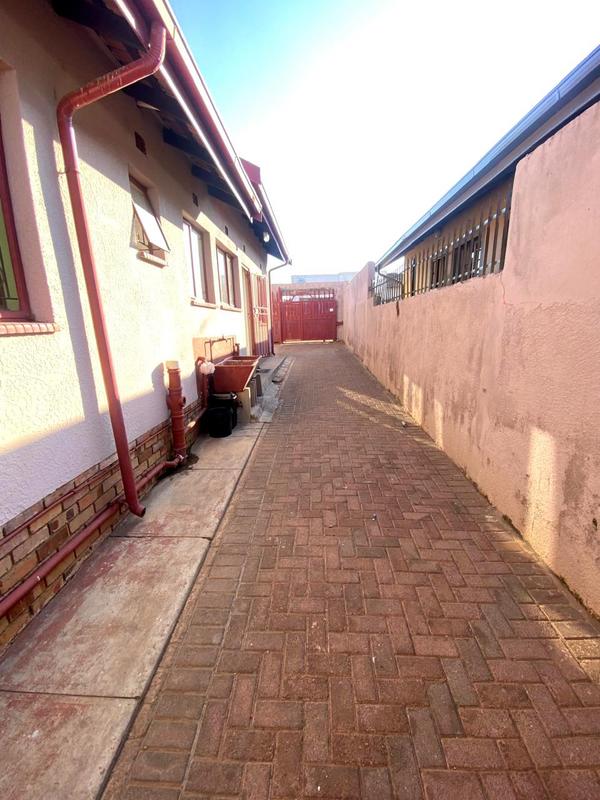 To Let 3 Bedroom Property for Rent in Mohlakeng Gauteng