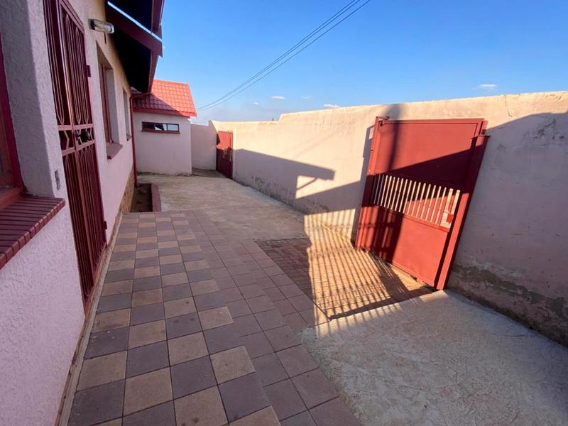 To Let 3 Bedroom Property for Rent in Mohlakeng Gauteng