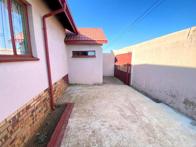 To Let 3 Bedroom Property for Rent in Mohlakeng Gauteng