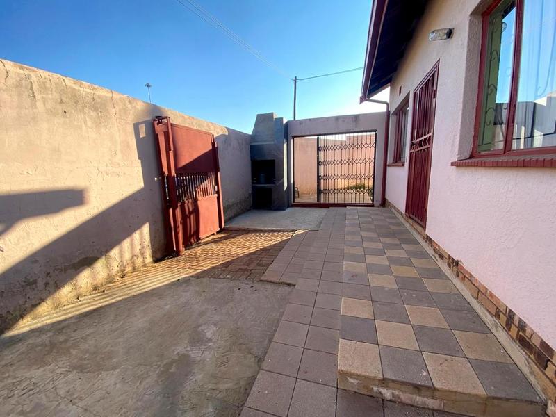 To Let 3 Bedroom Property for Rent in Mohlakeng Gauteng