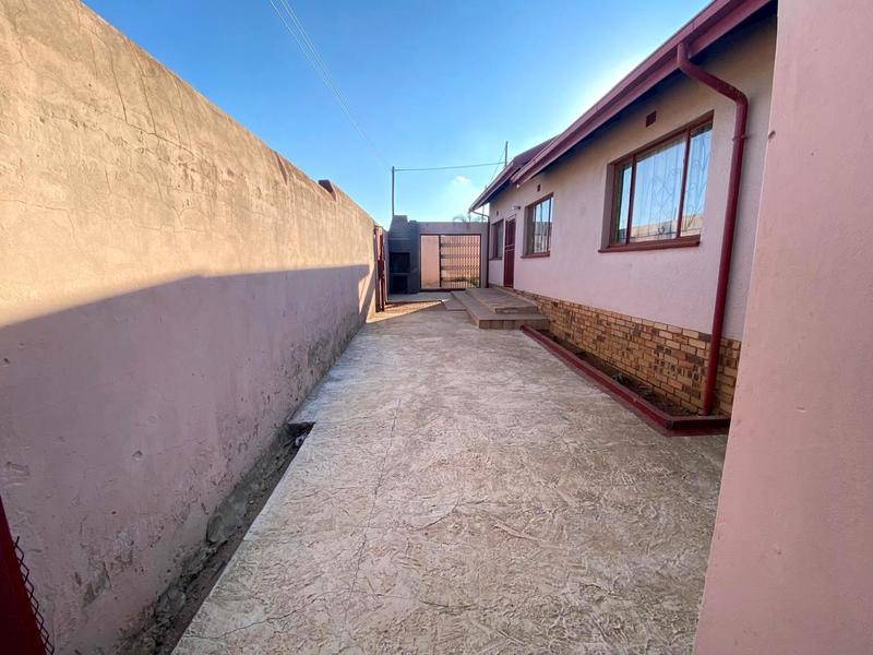 To Let 3 Bedroom Property for Rent in Mohlakeng Gauteng