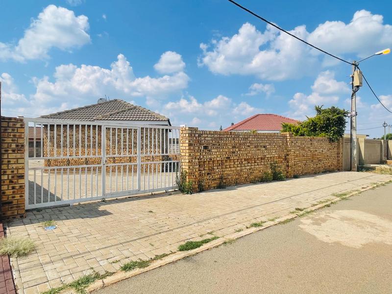 2 Bedroom Property for Sale in Lenasia Gauteng