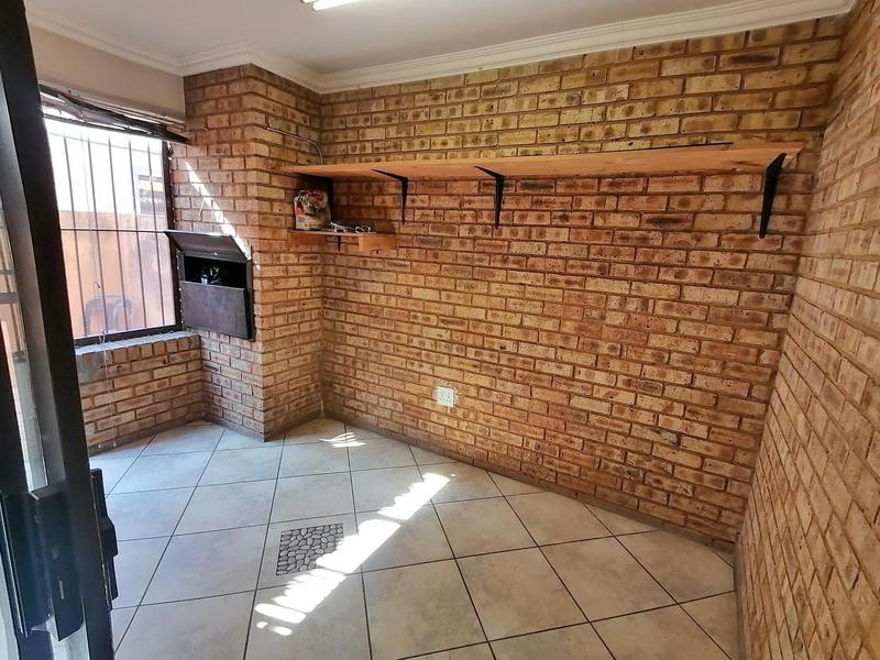 To Let 2 Bedroom Property for Rent in Sonneveld Gauteng