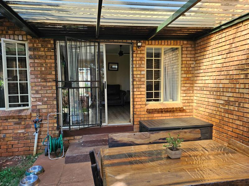 2 Bedroom Property for Sale in Rooihuiskraal North Gauteng