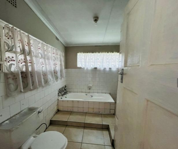 5 Bedroom Property for Sale in Geduld Gauteng