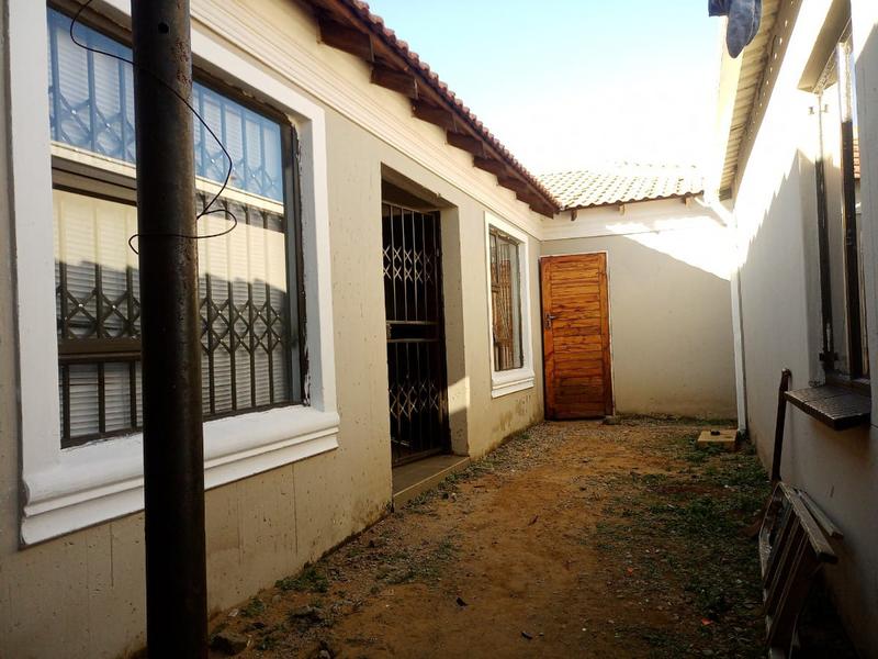 4 Bedroom Property for Sale in Protea Glen Gauteng