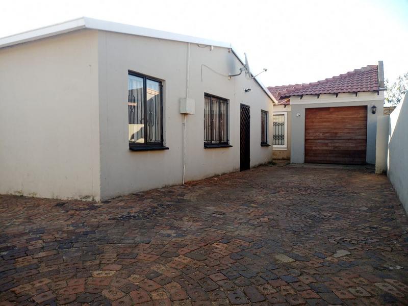 4 Bedroom Property for Sale in Protea Glen Gauteng