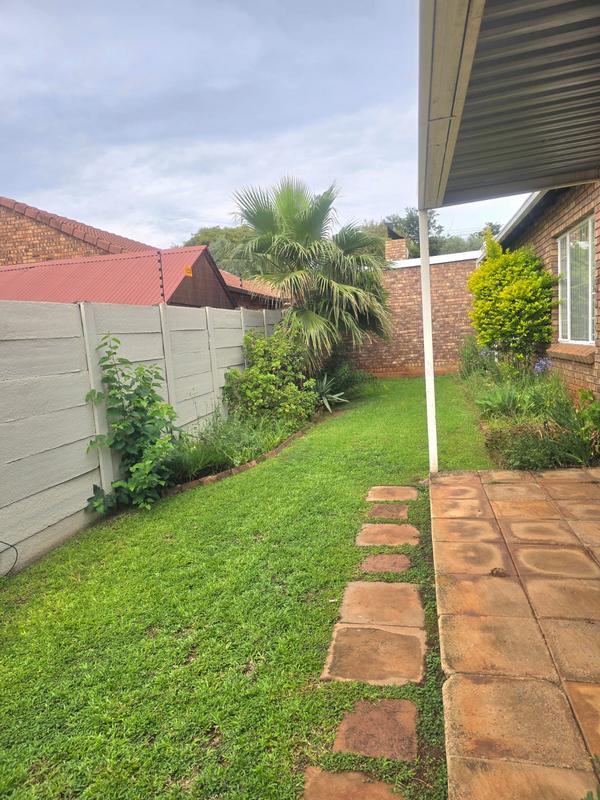 To Let 2 Bedroom Property for Rent in Eldoraigne Gauteng