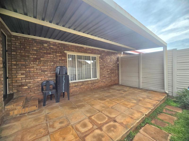 To Let 2 Bedroom Property for Rent in Eldoraigne Gauteng