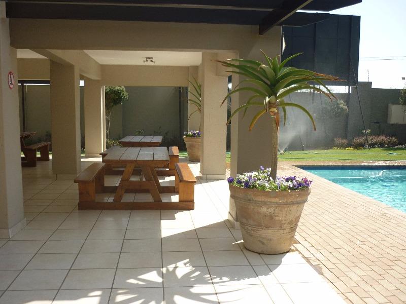 To Let 1 Bedroom Property for Rent in Douglasdale Gauteng