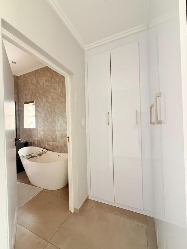 To Let 2 Bedroom Property for Rent in Hurlingham Gauteng