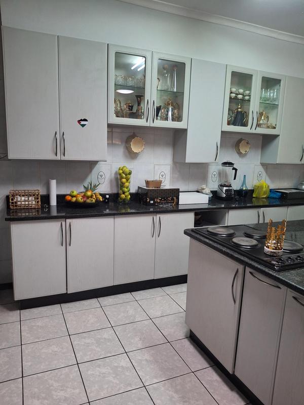 To Let 3 Bedroom Property for Rent in Greenside Gauteng