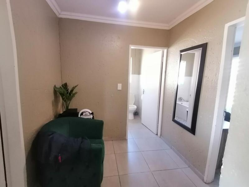 To Let 2 Bedroom Property for Rent in Sonneveld Gauteng
