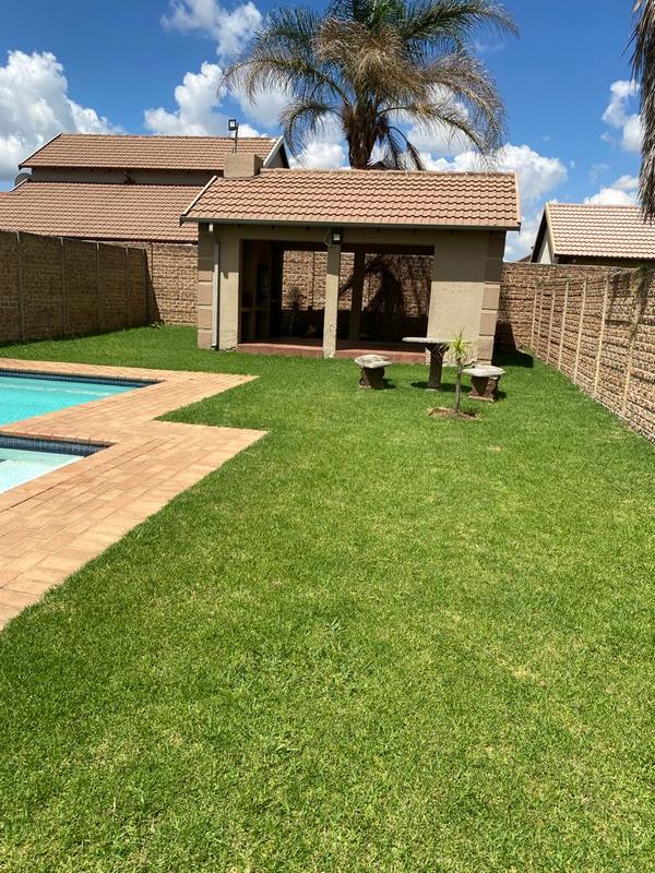 To Let 2 Bedroom Property for Rent in Sonneveld Gauteng