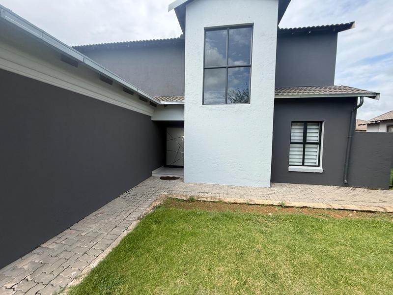 To Let 4 Bedroom Property for Rent in Summerfields Estate Gauteng
