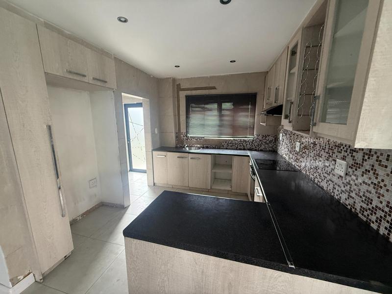 To Let 4 Bedroom Property for Rent in Summerfields Estate Gauteng