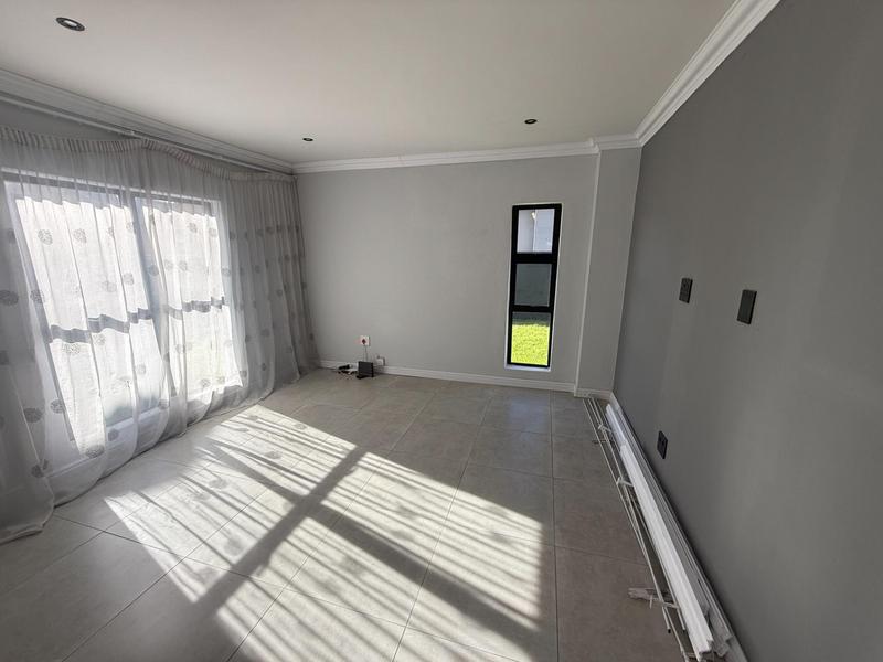 To Let 4 Bedroom Property for Rent in Summerfields Estate Gauteng
